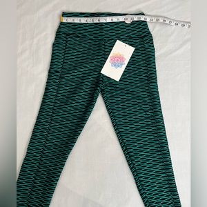 Bella Movement Slimming Leggings w/Side Pockets ~ Green/Black ~Size Medium